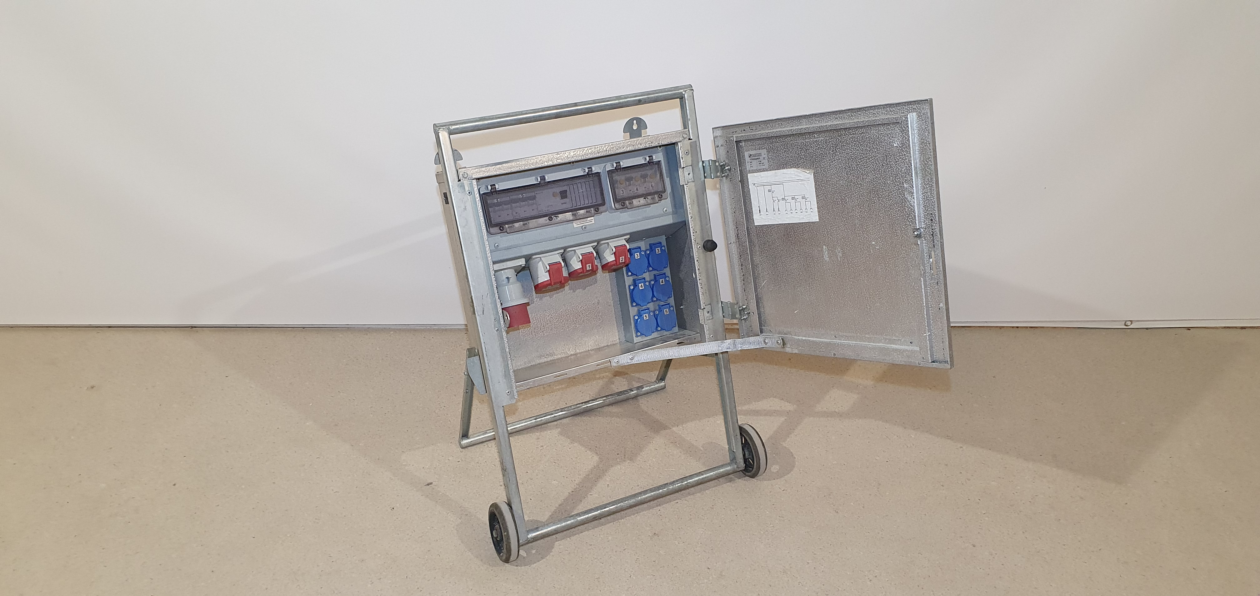 Kilp, jaotuskilp, elektrikilp, alajaotuskilp, objektikilp – foto laost, Rideen Rakvere